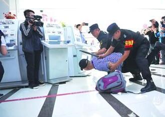 銀行內(nèi)遇搶劫咋應(yīng)對(duì)？襄陽(yáng)戎安保安公司演練給答案